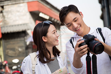 青年女人青年情侣旅游照相图片