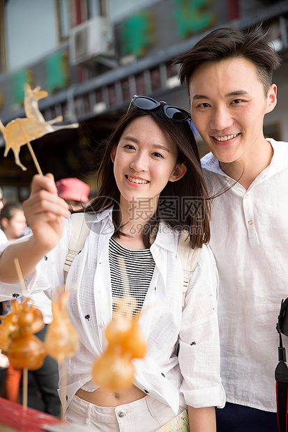 北京幸福信心快乐情侣街边看糖人图片