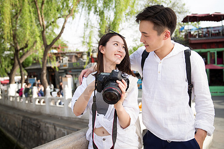 青年情侣旅游照相图片