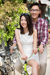 情侣骑自行车逛街图片