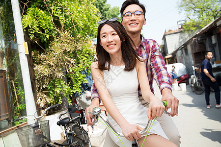 旅行情侣骑自行车逛街图片