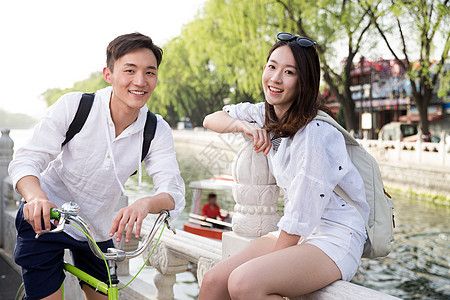骑自行车放松说话快乐的青年情侣图片