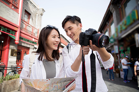 街拍青年情侣旅游照相图片