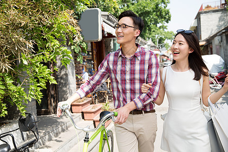 清纯快乐情侣逛街旅行图片