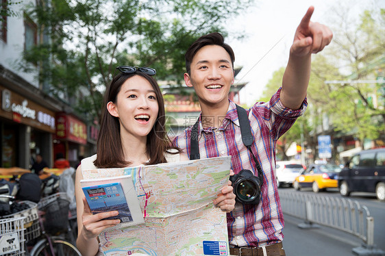 青年情侣旅游看地图图片