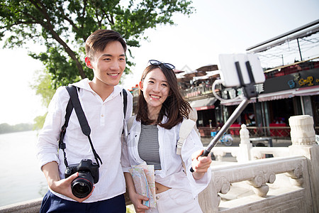 青年情侣旅行照相图片