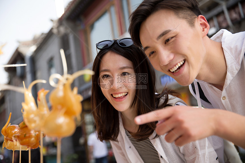 快乐情侣街边看糖人图片