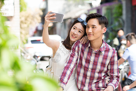 街道快乐情侣用手机自拍图片
