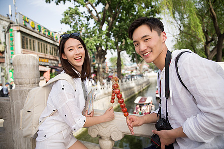 北京冰糖葫芦情侣旅游拿着糖葫芦背景