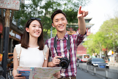 青年情侣旅游图片