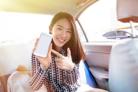 青年女孩拿着手机导航图片