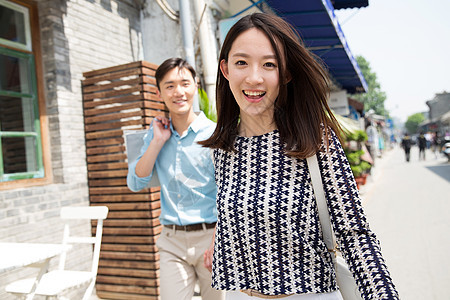 漂亮的年轻女孩逛街图片