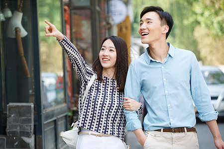 漂亮的年轻女孩逛街图片