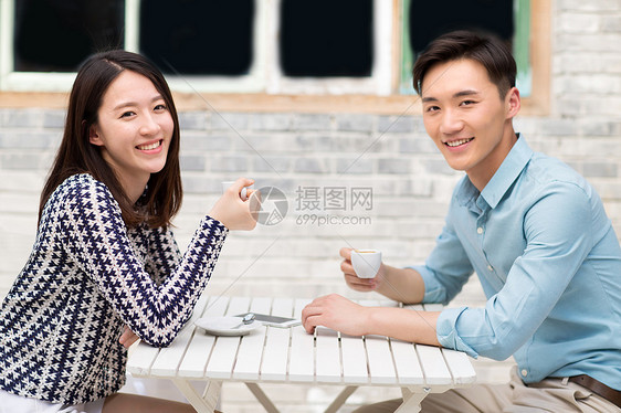 城市生活青年情侣坐在咖啡馆里图片