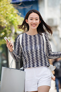 漂亮的年轻女孩逛街图片