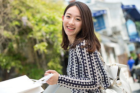 漂亮的年轻女孩逛街图片