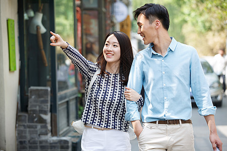 户外都市风光青年情侣逛街购物图片