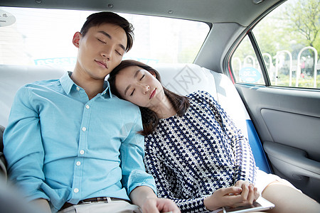 城市旅游青年情侣坐在车里睡觉图片