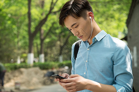 听音乐青年男人看手机图片