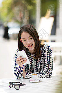 年轻女孩看手机图片