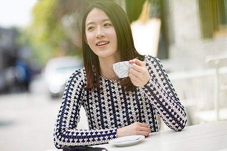 美女信心清纯年轻女孩喝咖啡图片