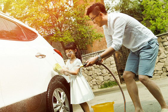 快乐父女擦洗汽车图片