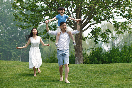 全家奔跑草坪图片