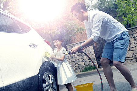 高兴快乐父女擦洗汽车图片