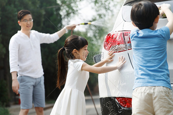 快乐家庭擦洗汽车图片