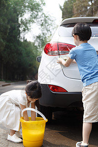 快乐儿童擦洗汽车图片