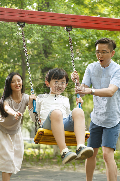 青年男人30多岁环境快乐的一家三口荡秋千图片