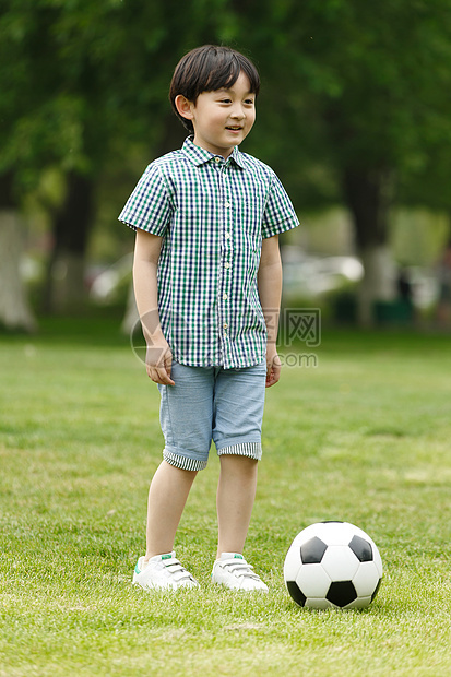 健康生活方式小男孩踢足球图片