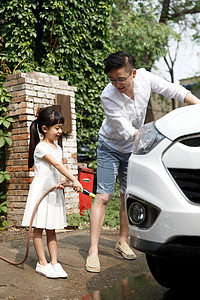 机动车环境保护快乐父女擦洗汽车图片