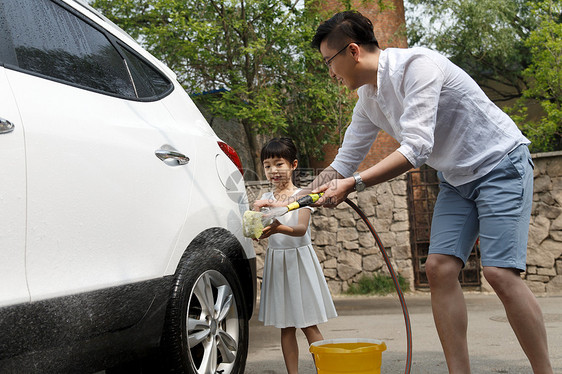 环境保护庭院日光快乐父女擦洗汽车图片