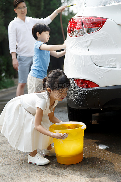 垂直构图兄弟姐妹可爱的快乐家庭擦洗汽车图片