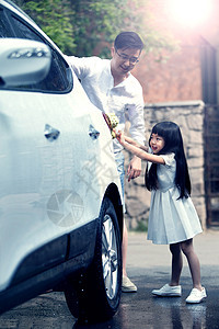 父亲机动车亚洲人快乐父女擦洗汽车图片