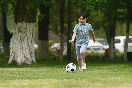 抬着芒果的孩子小男孩踢足球背景