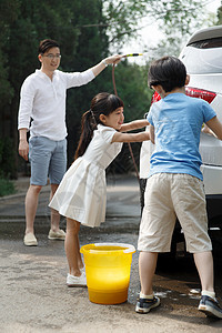 全身像成年人东方人快乐家庭擦洗汽车图片