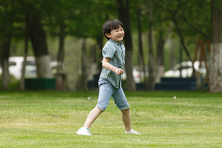 放暑假的小朋友们在公园玩耍图片