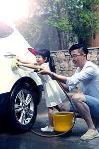 两个人庭院自由快乐父女擦洗汽车图片