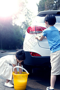 全身像协助洗车快乐儿童擦洗汽车图片