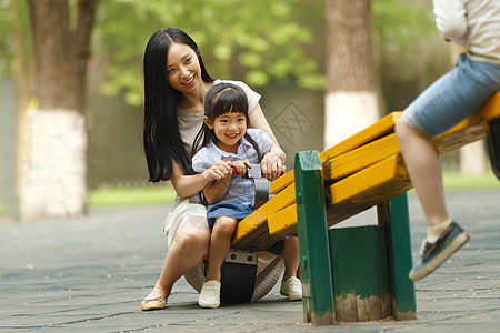 公园现代爱快乐母女玩跷跷板背景图片