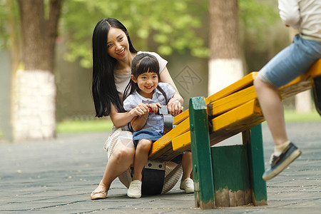 公园现代爱快乐母女玩跷跷板图片