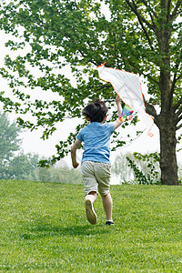 温馨摄影放松在户外玩耍的小男孩图片