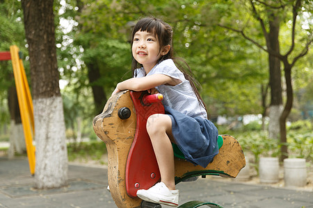 爱学龄前儿童园林小女孩骑木马图片素材