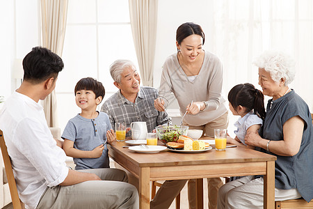 祖父幸福家庭吃早餐高清图片