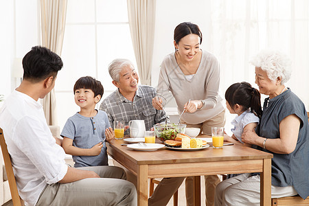 祖父幸福家庭吃早餐图片