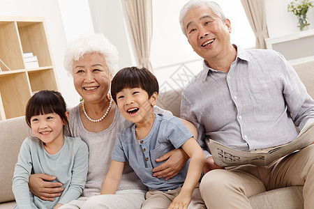 老年夫妇起居室65到69岁幸福家庭在客厅看电视图片