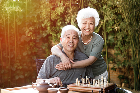 老年夫妇在院子里下棋图片