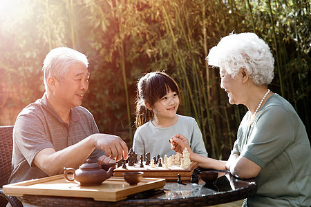 老年夫妇和孙女在院子里图片